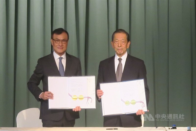 Su Jia-chyuan (left), chairman of the Taiwan-Japan Relations Association, and Shuzo Sumi (right), chair of the Japan-Taiwan Exchange Association, pose with signed customs and digital trade pacts during the 49th Taiwan-Japan Economic and Trade Conference in Taipei on Thursday. CNA photo Dec. 4, 2025