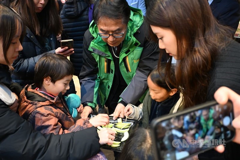 Tainan Mayor Huang Wei-che (center) is visiting the Netherlands to promote Taiwanese guava.