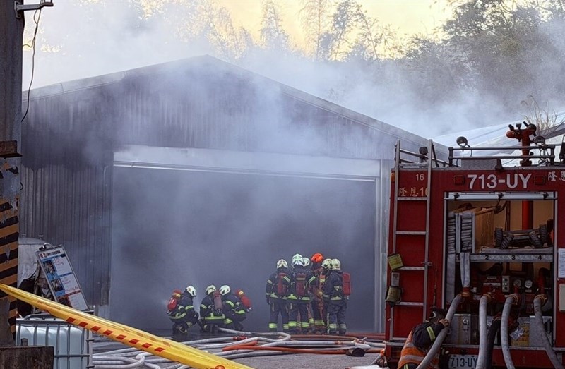 Firefighters put out a fire at a chemical factory in a rural part of New Taipei's Sanxia District on Sunday. Photo courtesy of local authorities