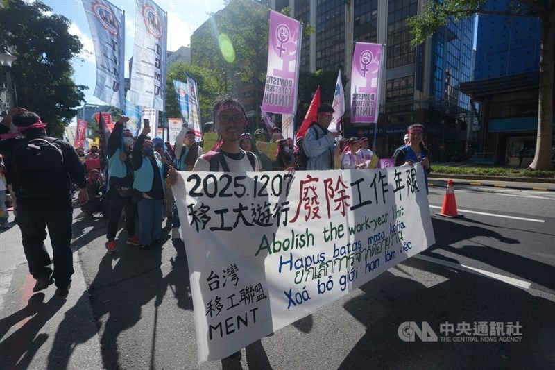 Around 1,000 people attended a Migrant Workers Rally in Taipei on Sunday to appeal for an end to the work-year limit. CNA photo Dec. 7, 2025