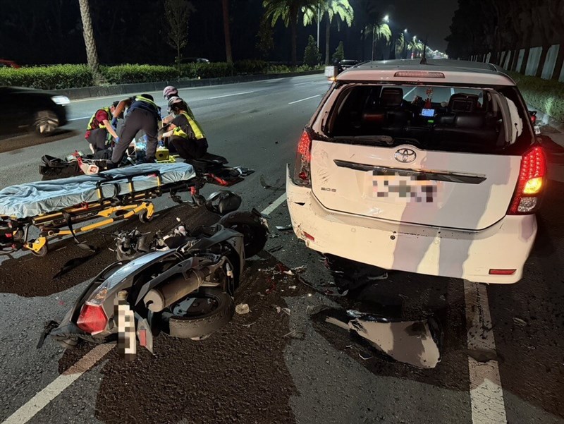 A scooter ridden by a man, surnamed Cheng. collides with a car that is temporarily parked in a slow-vehicle lane in Pingtung County. Photo courtesy of the Pingtung Precinct
