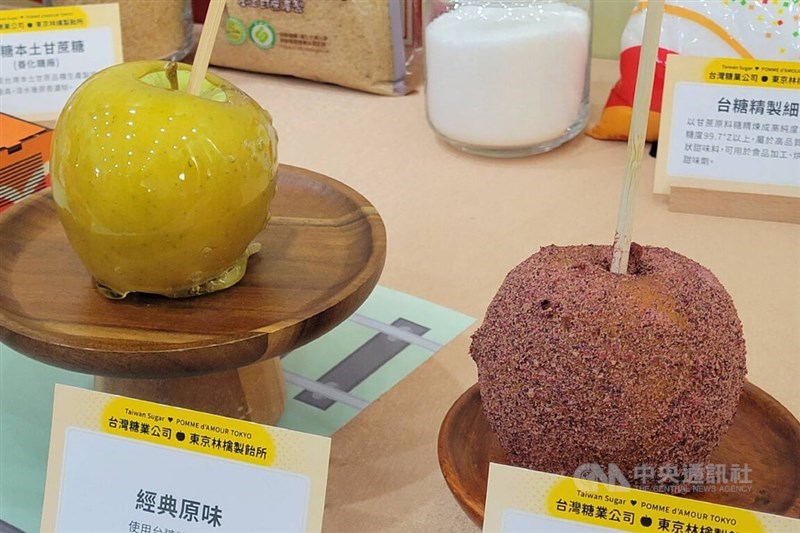 Candy apples crafted on the Tuesday meeting using Taisugar sugar is on display. CNA photo Dec. 9, 2025