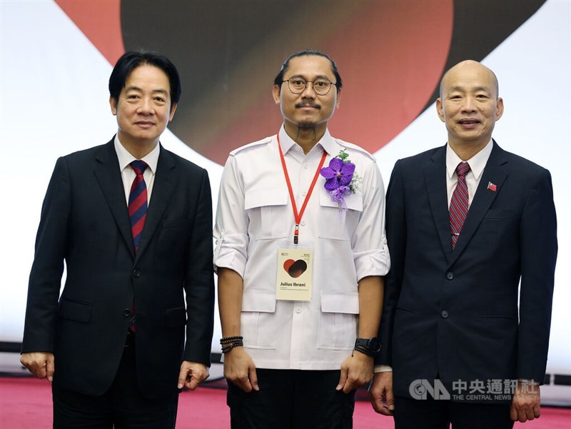 Julius Ibrani (center), the head of the Indonesian Legal Aid and Human Rights Association (PBHI), poses with President Lai Ching-te (left) and Legislative Speaker Han Kuo-yu (right) at the ceremony for Taiwan’s 20th Asia Democracy and Human Rights Award in Taipei on Wednesday. CNA photo Dec. 10, 2025