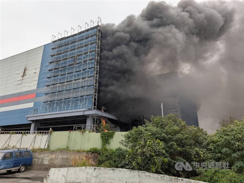 Smoke pouring out from a Taichung PX Mart processing center in a fire that killed nine construction workers in December 2024. CNA file photo