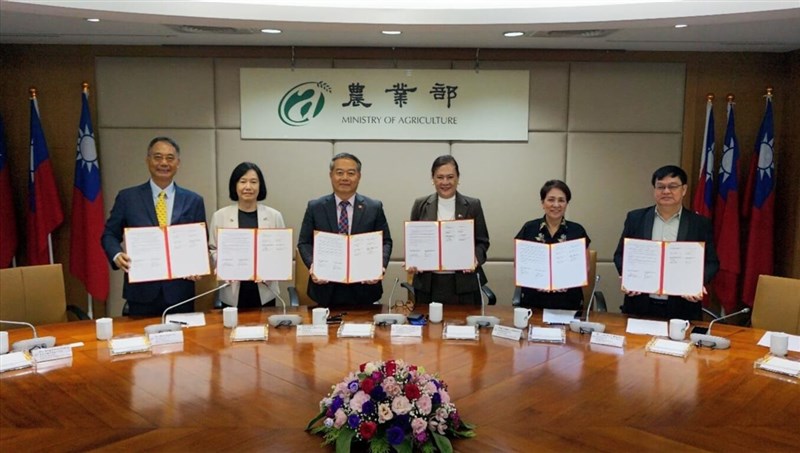 Wallace Chow (center left), Taiwan's representative to the Philippines, and Corazon A. Padiernos (center right), Chairperson of the Manila Economic and Cultural Office, pose for a photo among other officials on the signing of a livestock research MOU in Taipei on Wednesday. Photo courtesy of the Ministry of Agriculture
