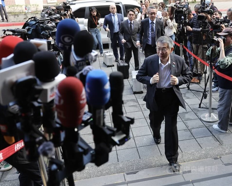 Former Taipei Mayor Ko Wen-je (front right). CNA file photo