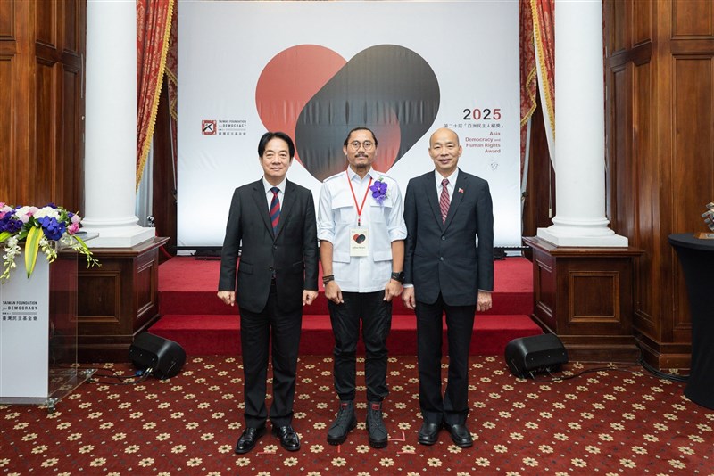 President Lai Ching-te, PBHI Chair Julius Ibrani and Legislative Speaker Han Kuo-yu (From left to right) pose for photos at the Asia Democracy and Human Rights Award ceremony in Taipei on Dec. 10. Photo courtesy of the Presidential Office