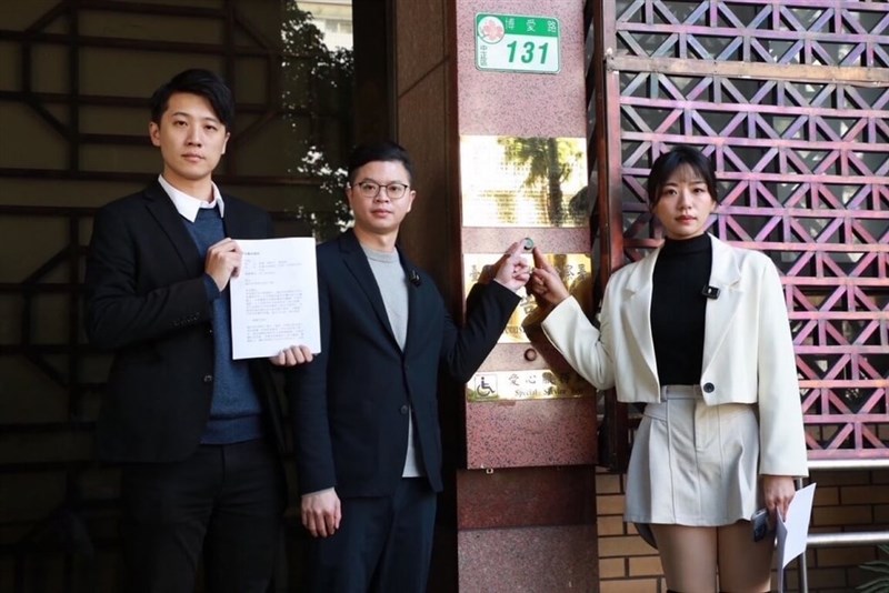 Taoyuan City Councilor Ling Tao (center) of the KMT files a complaint with prosecutors Monday alleging that the MND had improperly awarded a contract for ammunition primers in 2024 to a Tainan-based shoe company. Photo courtesy of the office of Ling Tao