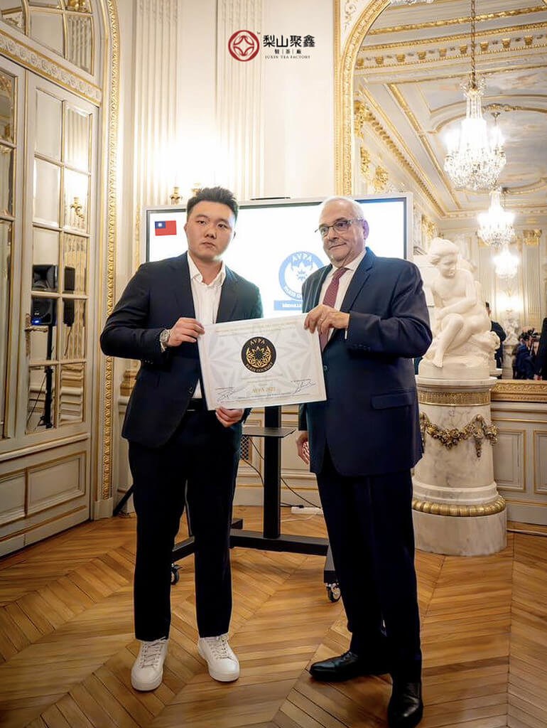 Lishan Juxin Tea Industry CEO Leo Hsieh (left) poses after receiving his award certificate. (Photo courtesy of Leo Hsieh)