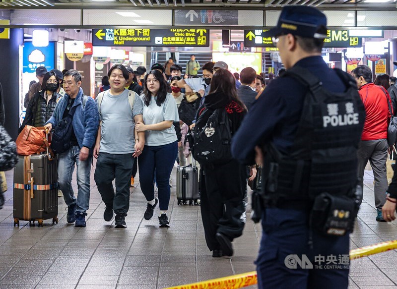 A Police officer stands by at MRT Taipei Main Station on Friday night. CNA photo Dec. 19, 2025