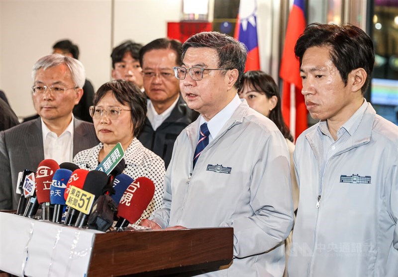 Premier Cho Jung-tai (second from right) briefs the media at MRT Taipei Main Station after the smoke grenade attack Friday afternoon. CNA photo Dec. 19, 2025