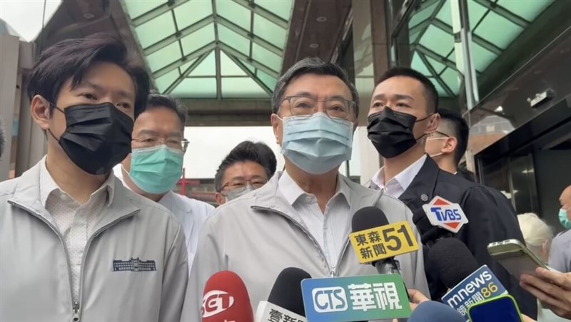 Premier Cho Jung-tai (center) speaks to reporters on Saturday. Photo courtesy of the Executive Yuan