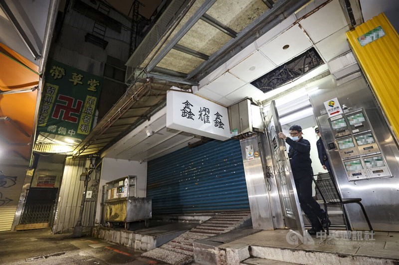 Taipei police conduct a search of the suspect’s rented residence in Zhongzheng District late Friday night following fatal attacks in the city earlier the same day. CNA photo Dec. 20, 2025