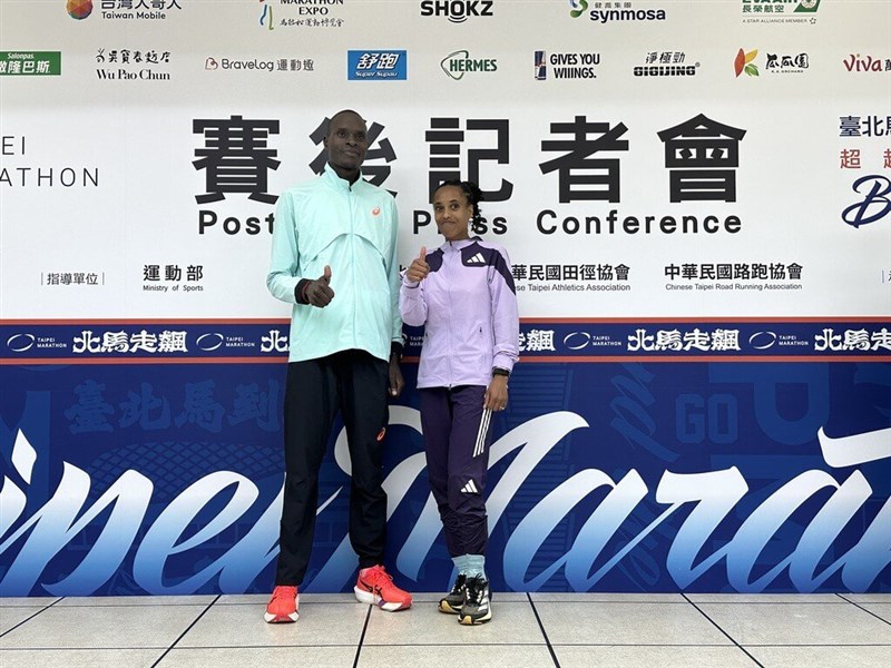 Ethiopia’s Gadise Mulu Demissie (right) and Kenya’s Bethwel Kibet Chumba (left) won the women’s and men’s titles, respectively, at the Taipei Marathon on Sunday. Photo courtesy of the Chinese Taipei Road Running Association.