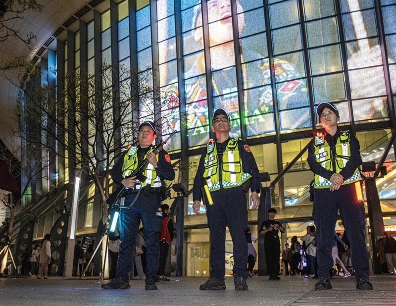 Armed police are deployed at Taipei Arena after Friday’s knife attacks. Photo courtesy of the Songshan Precinct.