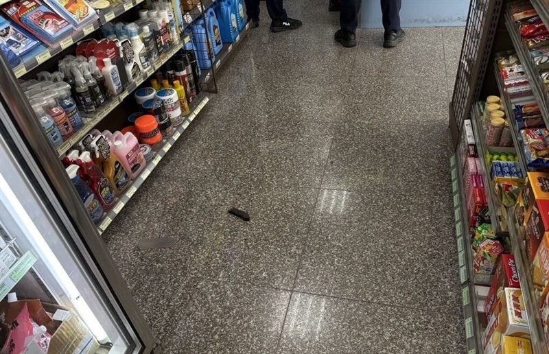 Police officers in Sanxia District arrest a man surnamed Lu on Saturday. Photo courtesy of local authorities