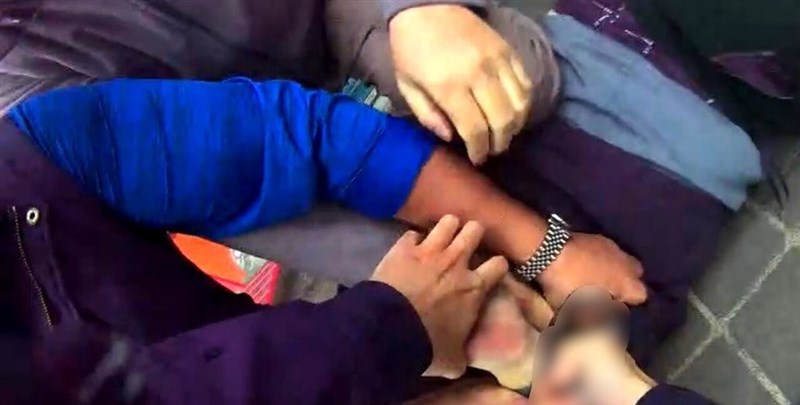Police officers take down a man, surnamed Chiu, by the Sanmin Senior High School Station on the Taipei Metro on Saturday. Photo courtesy of local authorities