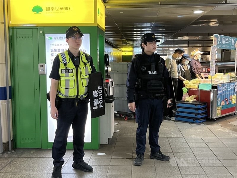 Taipei police increase their presence at the Taipei Main Station on Monday. CNA photo Dec. 22, 2025
