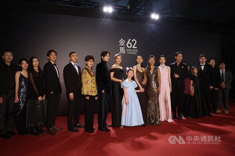 Trần Thu Liễu (third left) joins the cast and crew of "Left-Handed Girl" on the red carpet of the 62nd Golden Horse Awards in Taipei on Nov. 22. CNA file photo