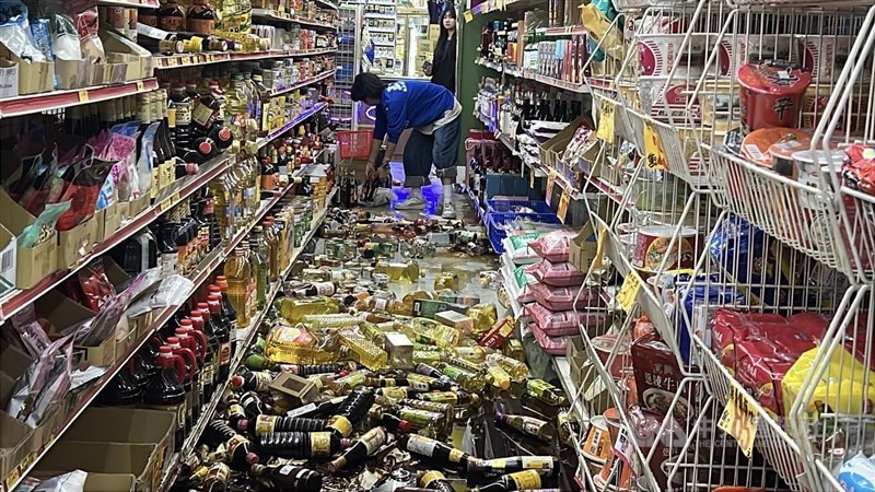 A magnitude 6.1 earthquake strikes the Taitung area on Wednesday evening ,leaving merchandise scattered across the floor of a supermarket. CNA photo Dec. 24, 2025