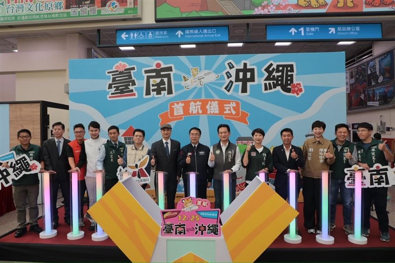 Tainan Mayor Huang Wei-che (center) poses for a photo among officials on the launch ceremony of Taiwanese airline Tigerair Taiwan's new Tainan-Okinawa route on Thursday. Photo courtesy of Tainan city government