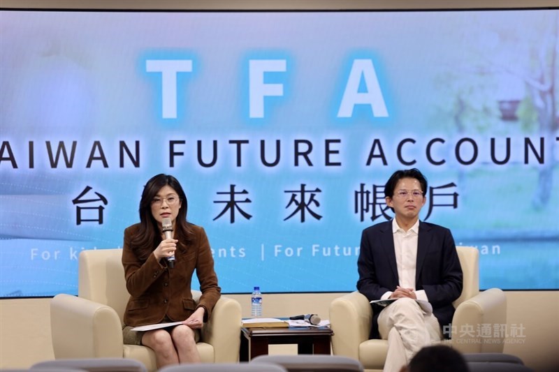 Kuomintang (KMT) Chairperson Cheng Li-wun (left) and Taiwan People's Party Chairperson Huang Kuo-chang unveil the "Taiwan Future Accounts" at a press conference in Taipei on Thursday. CNA photo Dec. 25, 2025