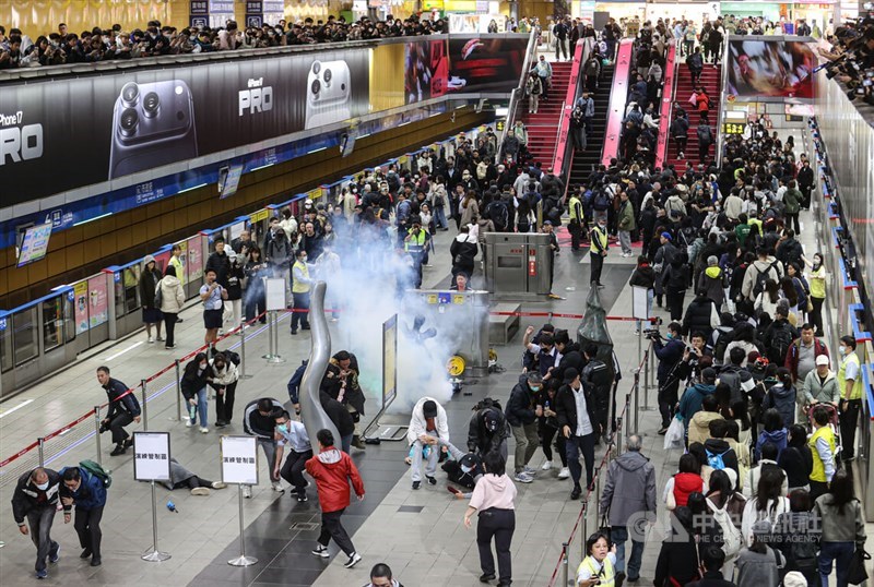 Police and emergency responders conduct a drill at MRT Taipei City Hall Station on Friday afternoon, simulating a gasoline-bomb attack and an indiscriminate assault. CNA photo Dec. 26, 2025