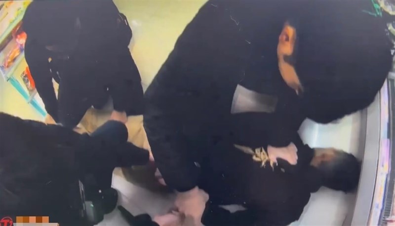 Miaoli City police officers pin down a man who allegedly attacked a woman with a sickle and attempted to assault a convenience store clerk on Thursday. Photo courtesy of local police