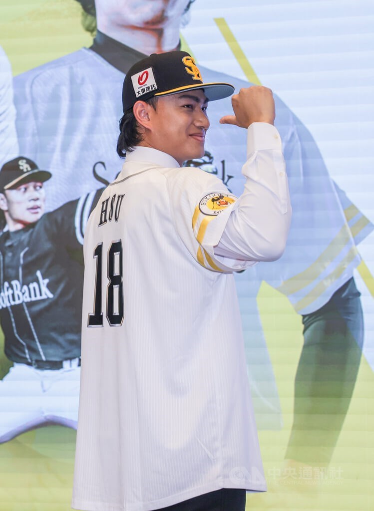 Hsu unveils his new No. 18 jersey -- traditionally reserved for "aces" in Japanese baseball -- at a press conference in Taipei on Friday. CNA photo Dec. 26, 2025
