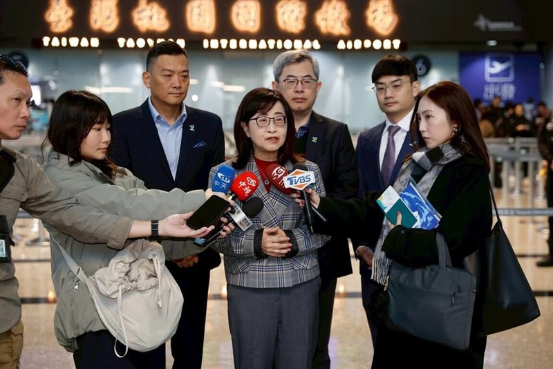 Taipei Deputy Mayor Lin Yi-hua (center) speaks to the press at Taoyuan International Airport before heading to Shanghai on Saturday. CNA photo Dec. 27, 2025