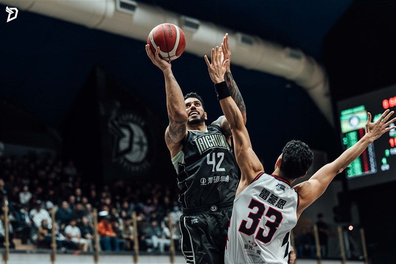 Formosa Dreamers power forward Julian Boyd attempts a shot over Taipei Taishin Mars shooting guard Samuel Manu during Saturday's game in Taichung. Photo courtesy of the Formosa Dreamers