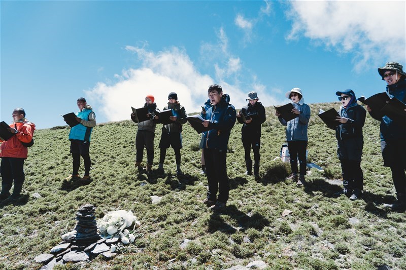 A team put together by the Ministry of the Interior visits the crash site on Sancha Mountain to offer prayers to rescuers who died in the incident. Photo courtesy of Military News Agency