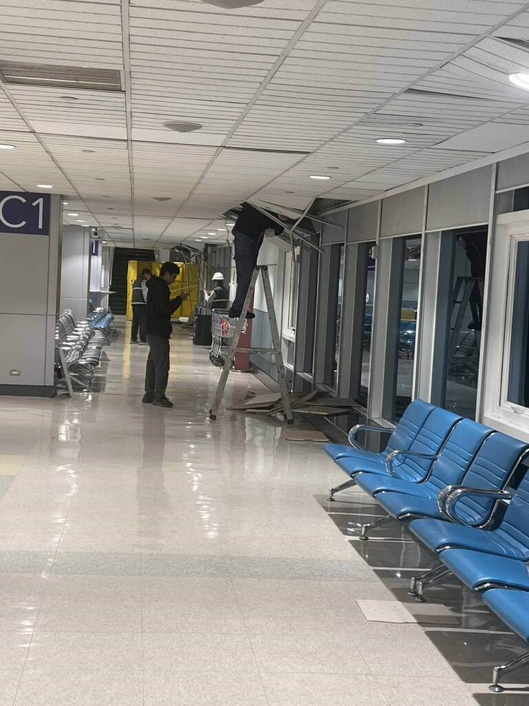 Maintenance personnel repair a section of the ceiling that collapsed in a waiting area of Terminal 2 at Taoyuan International Airport after a magnitude 7.0 earthquake struck off Taiwan’s northeastern coast Dec. 27.(Photo courtesy of Taoyuan International Airport Corp.)