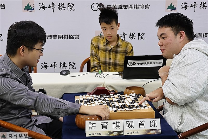 Chen Shou-lien (right) plays against Hsu Yu-chi at the inaugural Rising Dragon Cup in Taipei on Monday. Photo courtesy of the Haifong Go Association