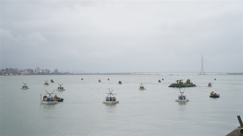 "Explosive barrels" filled with fuel are placed at the mouth of the Tamsui River by Taiwanese military's 53rd Engineer Group as a part of emergency combat readiness drills on Tuesday. Photo courtesy of the Military News Agency