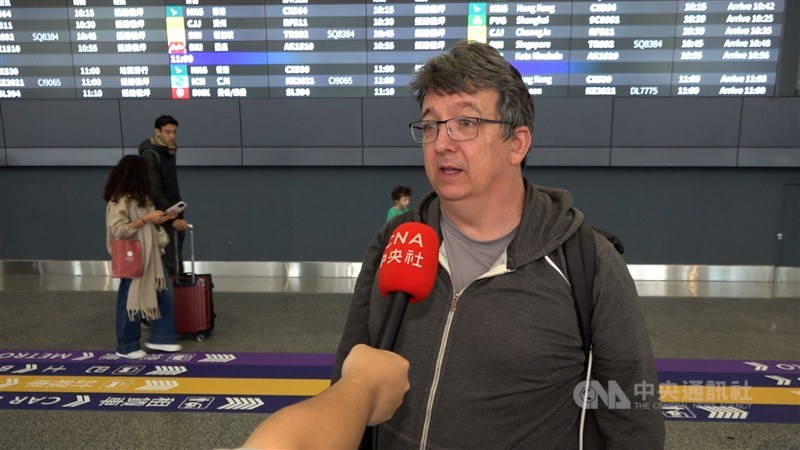 American tourist Dan speaks about China’s two-day military drills around Taiwan after landing at Taoyuan International Airport on Tuesday. CNA photo Dec. 30, 2025