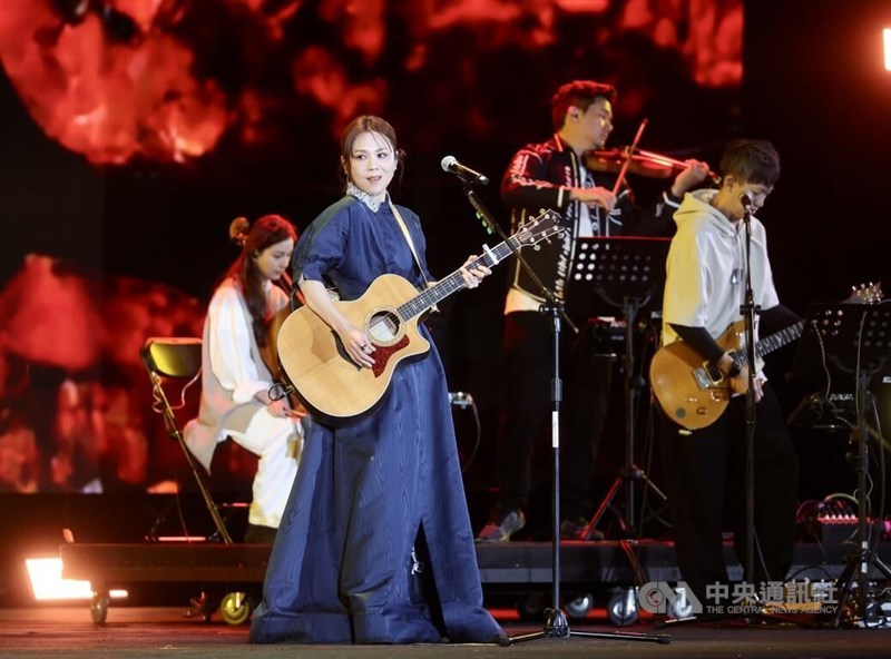 Singaporean singer-songwriter Tanya Chua performs at Taipei New Year's Party held at the plaza in front of Taipei City Hall on Wednesday night. CNA photo Dec. 31, 2025