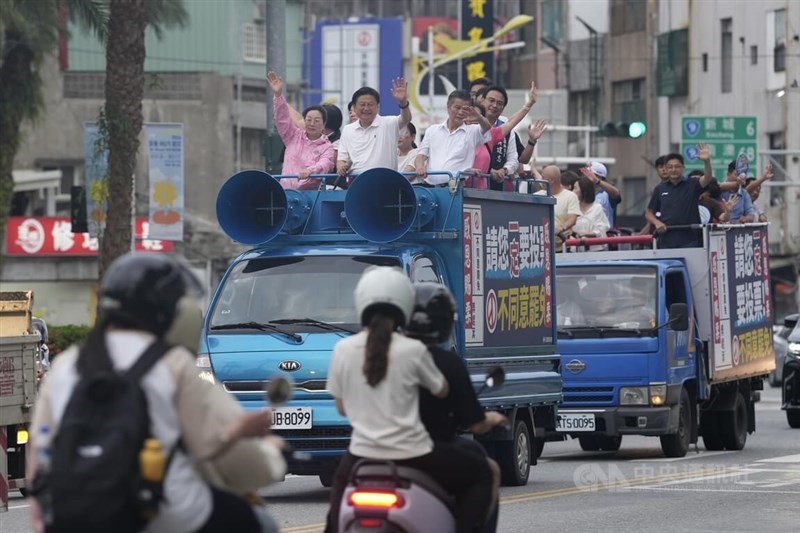 Fu Kun-chi (second from left in vehicle) waves to supporters while riding through the streets after declaring the recall vote against him unsuccessful in Hualien county on July 26. CNA file photo