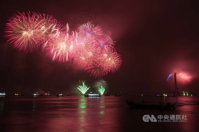 Fireworks at Danjiang Bridge in New Taipei on Wednesday. CNA photo Dec. 31, 2025