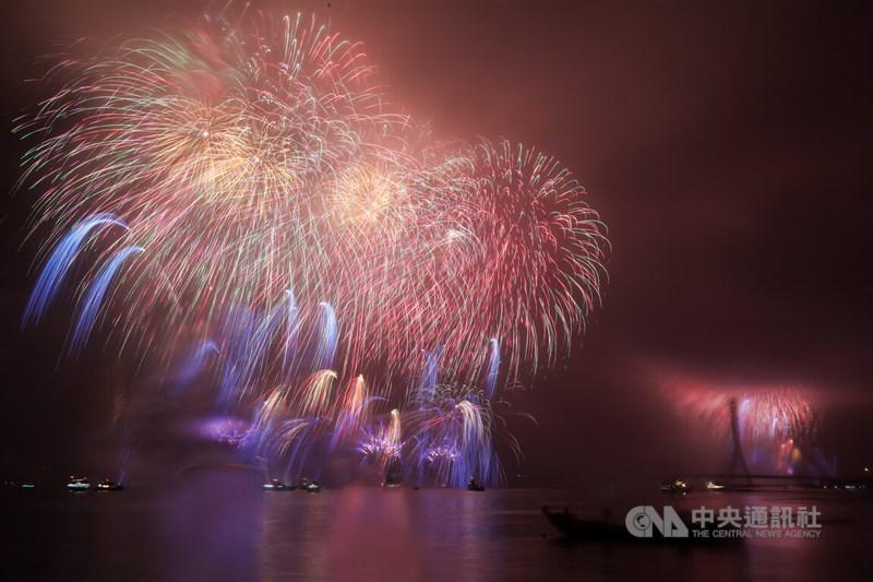 Fireworks in Bali and Tamsui districts, New Taipei on Wednesday. CNA photo Dec. 31, 2025