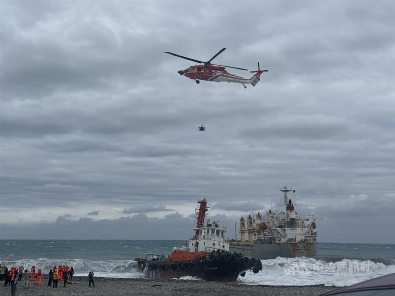 An aircraft is airlifting crew members from a tugboat that was caught in a cable entanglement accident while attempting to assist a bulk carrier that went adrift due to mechanical failure off the coast of Hualien on Thursday. CNA photo Jan.1, 2026