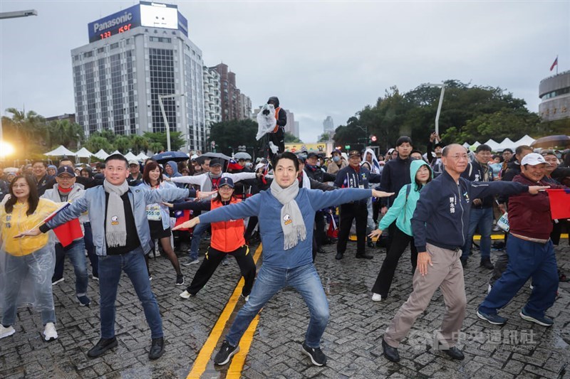 Taipei Mayor Chiang Wan-an (front center) stretches with participents before the New Year’s Day road running event in Taipei on Thursday. CNA photo Jan. 1, 2026