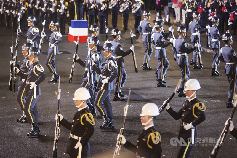 Honor guards of the Ministry of National Defense performs for the flag-raising ceremony in front of the President's Office in Taipei on Thursday. CNA photo Jan. 1, 2026 