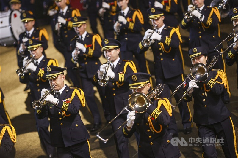 Honor guards of the Ministry of National Defense blow trumpets in the flag-raising ceremony in front of the President's Office in Taipei on Thursday. CNA photo Jan. 1, 2026 