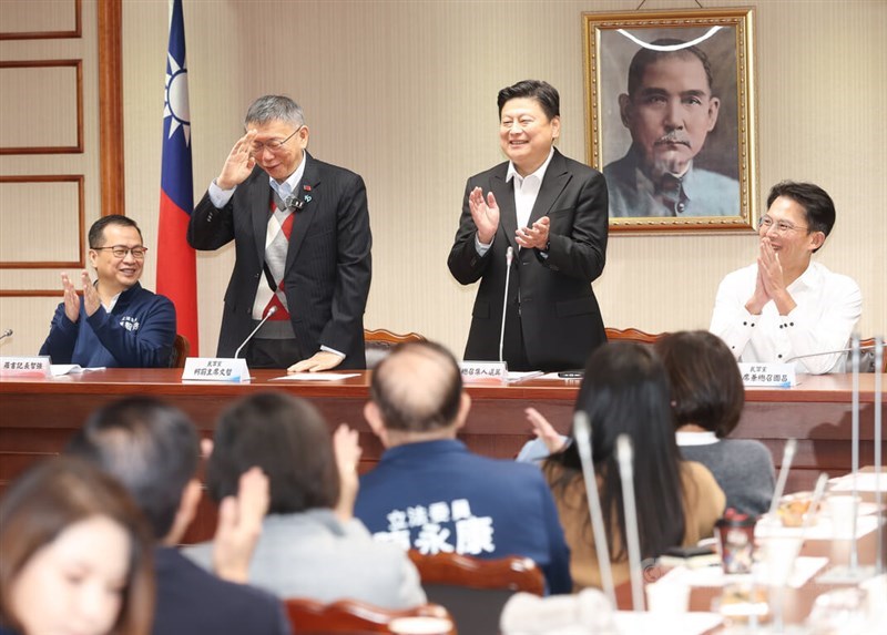 Ko (back row, center left) visits the KMT caucus at the Legislative Yuan on Friday afternoon. CNA photo Jan. 2, 2026