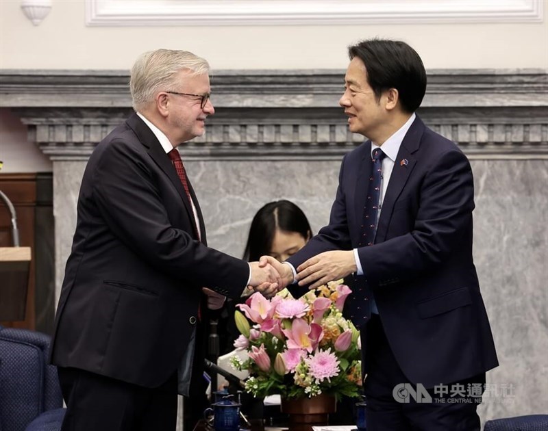President Lai Ching-te (right) holds hands with Michael Gahler to welcome a delegation from the European Parliament during its visit to Taiwan in Taipei on Tuesday. CNA photo Jan. 6, 2026