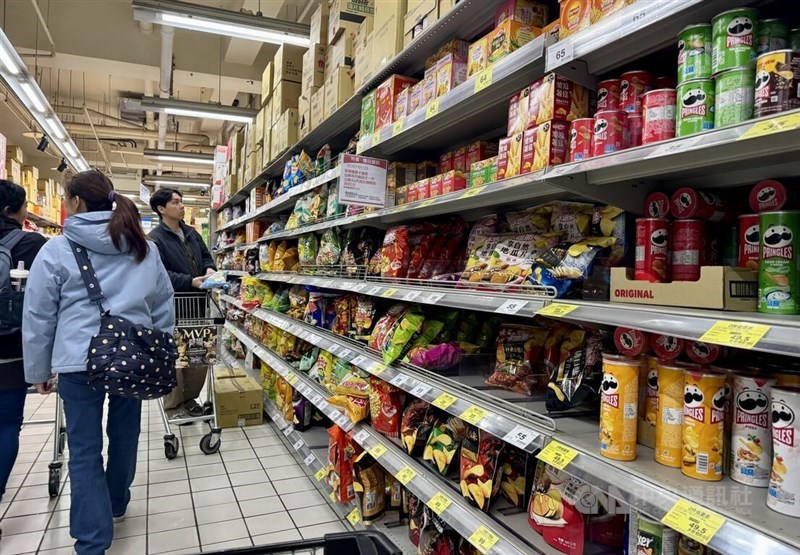 Shoppers in Taipei pick up essentials as Taiwan’s inflation rate hit a five-year low of 1.66 percent for 2025. CNA photo Jan. 7, 2026