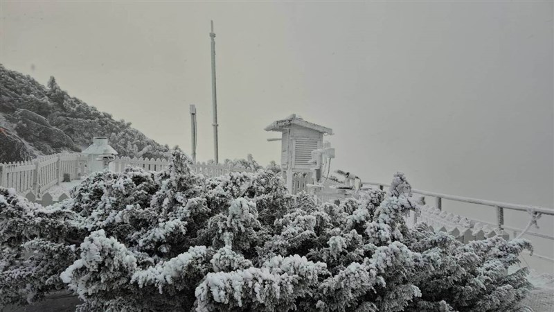 The Yushan Weather Station in Nantou County is blanketed by snow early Friday morning. Photo courtesy of the Central Weather Administration Jan. 9, 2026