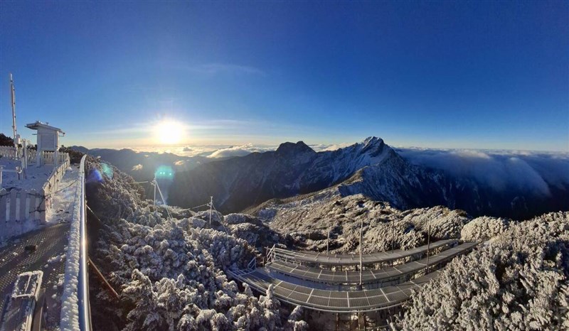 The remaining snow covers the views from Yushan Weather Station in Nantou County on Saturday. Photo courtesy of the Central Weather Administration