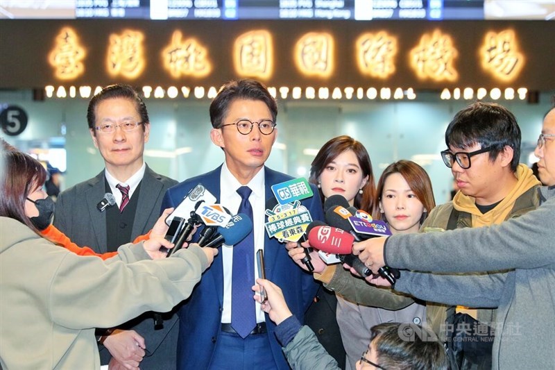 Taiwan People's Party Chair Huang Kuo-chang (third left) talks with the press at the Taoyuan International Airport before departing for the United States on Sunday. CNA photo Jan. 11, 2026